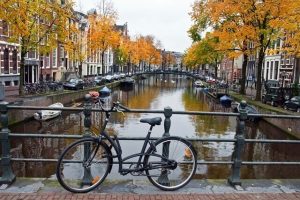 Bicicleta em canal de Amsterdã.