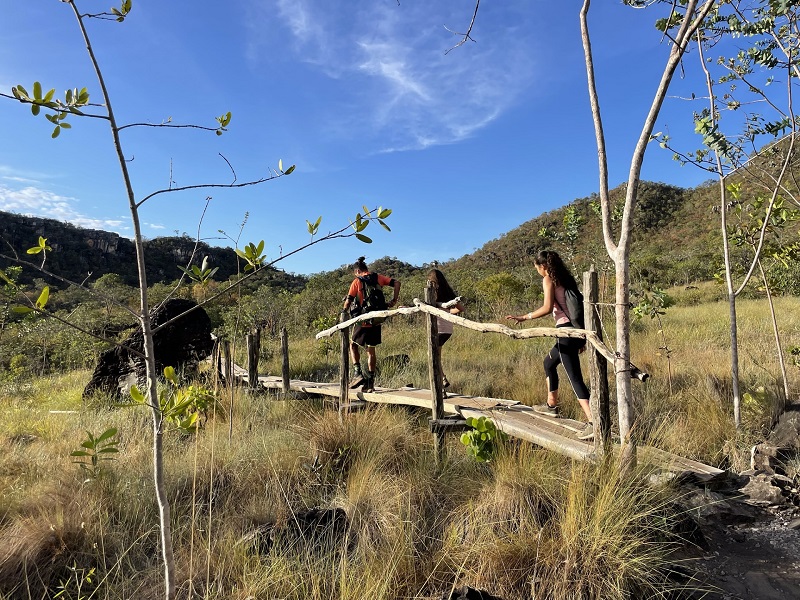 Imagem de três pessoas na Trilha na Chapada dos Veadeiros