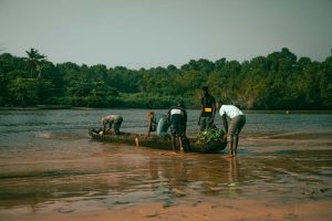 Angola Pescadores locais preparam canoa em Cabinda - Galeria